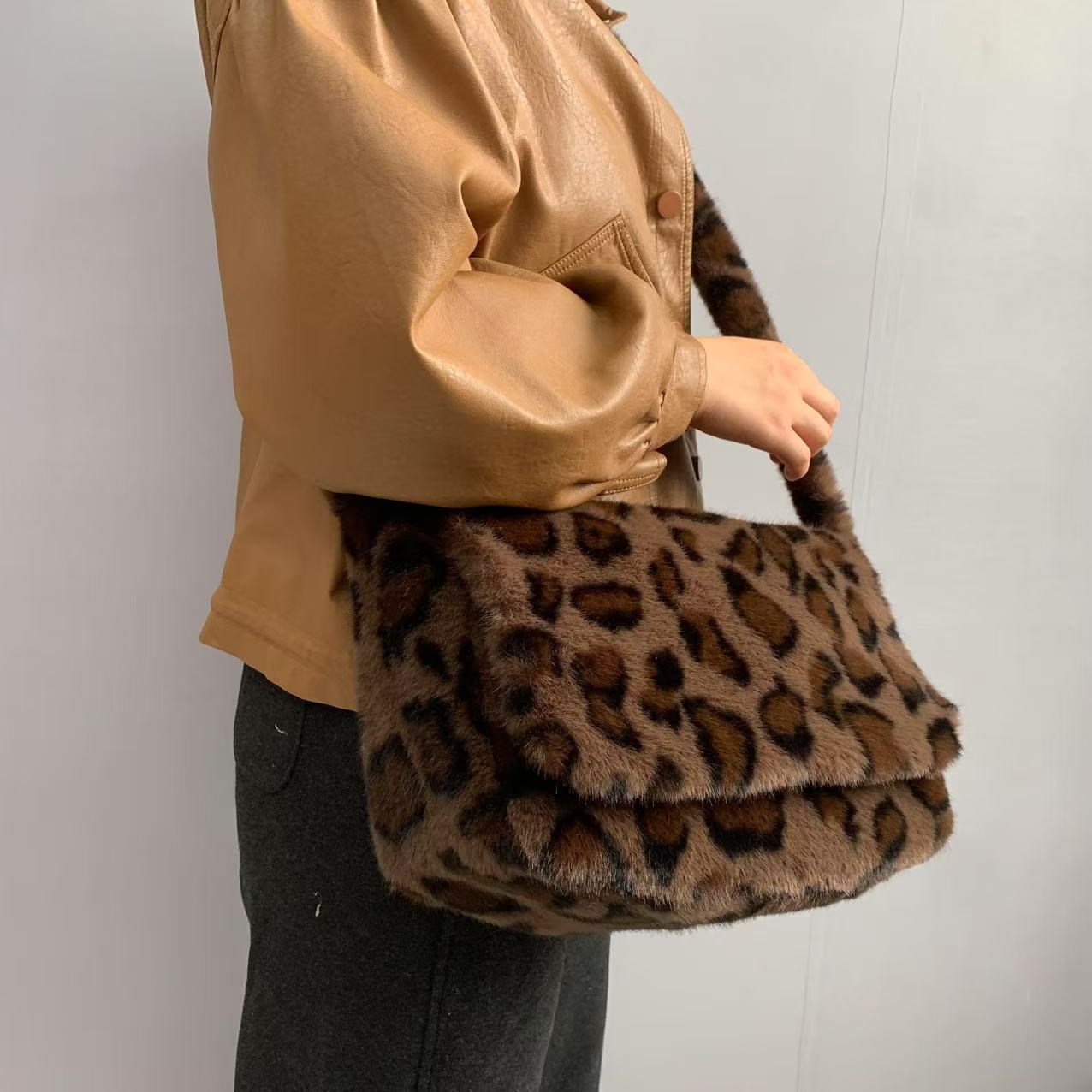 Leopard Print Plush Crossbody Bag Women's Korean Version Fashionable Faux Fur Large…