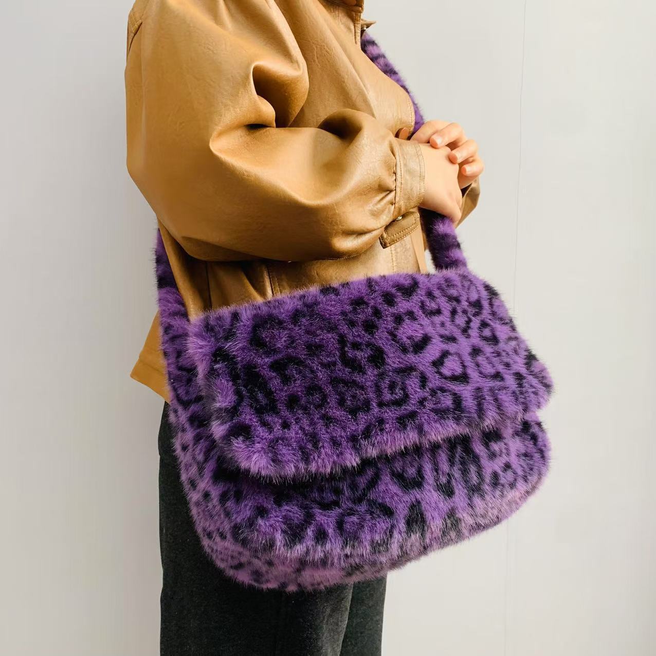 Leopard Print Plush Crossbody Bag Women's Korean Version Fashionable Faux Fur Large…