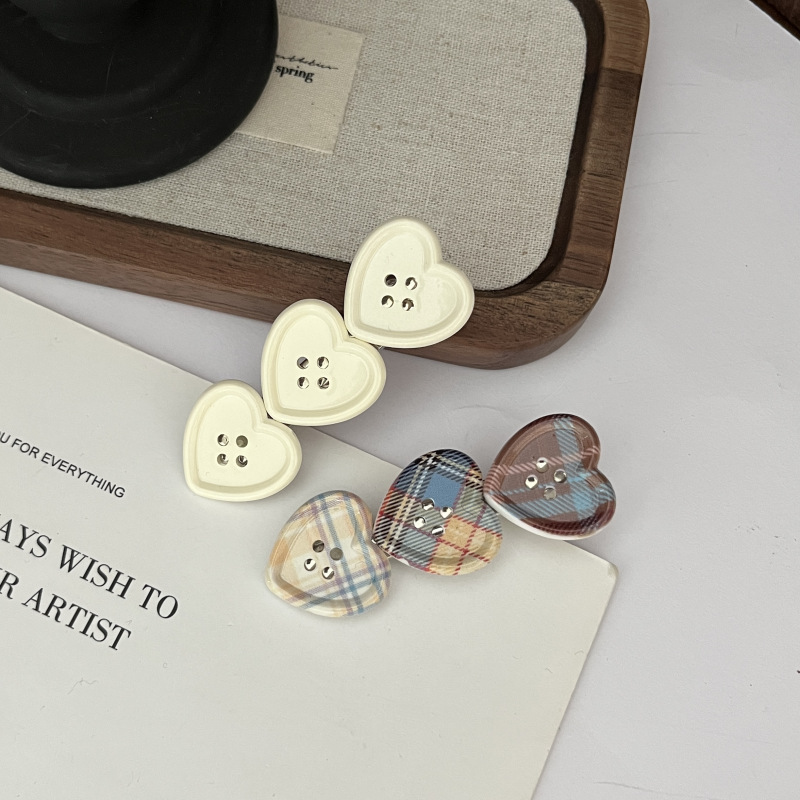 Sweet Plaid Heart-button Hair Clip Side-parting Bangs photo 3