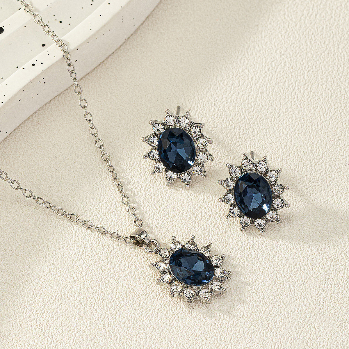 European And American Fashion SUNFLOWER Zircon Ear Stud Necklace Suit photo 1