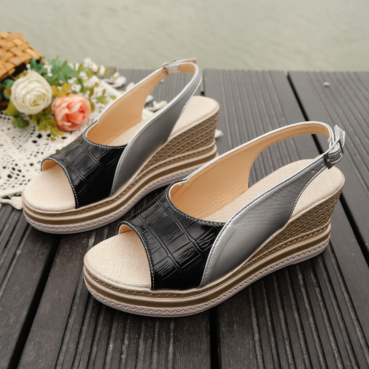Thick-soled Peep-toe Waterproof Platform Sandals With Buckle Closure photo 2
