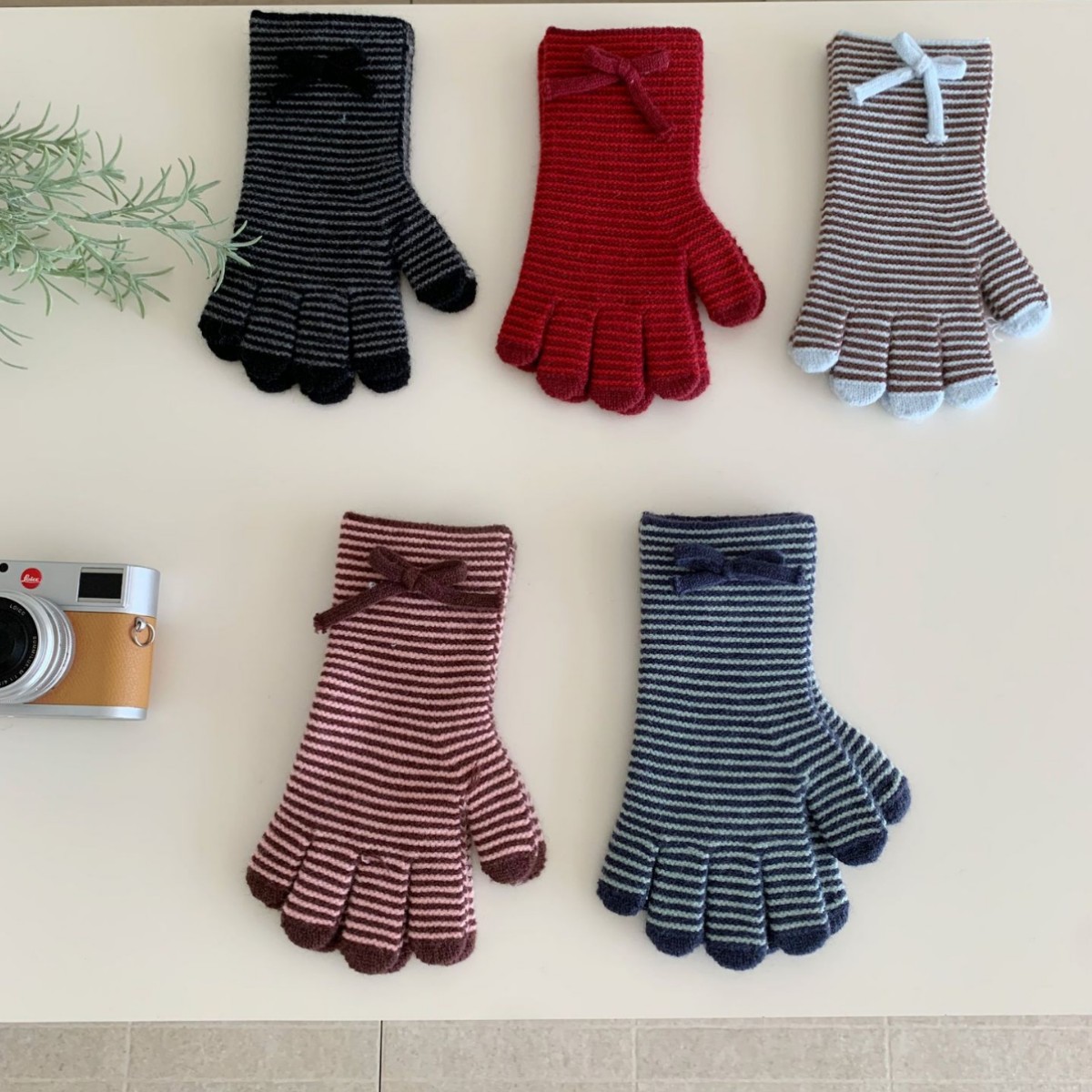 Knitted Wool Gloves With Touchscreen-compatible Fingertips And A Bow Detail photo 7