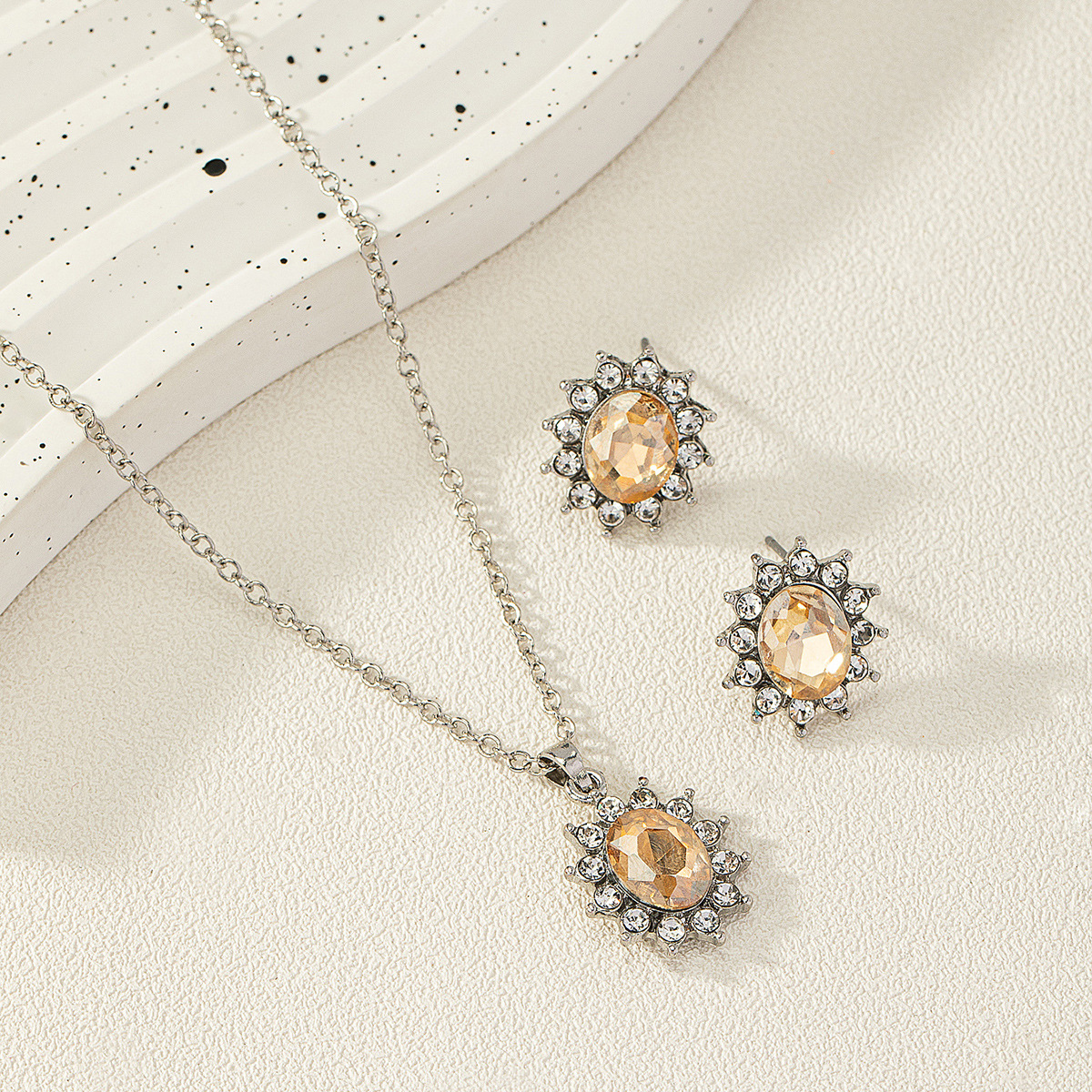 European And American Fashion SUNFLOWER Zircon Ear Stud Necklace Suit photo 4