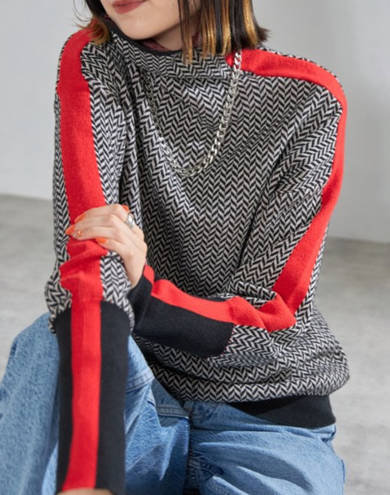 Retro-patterned Contrast-color Bottoming Shirt photo 4