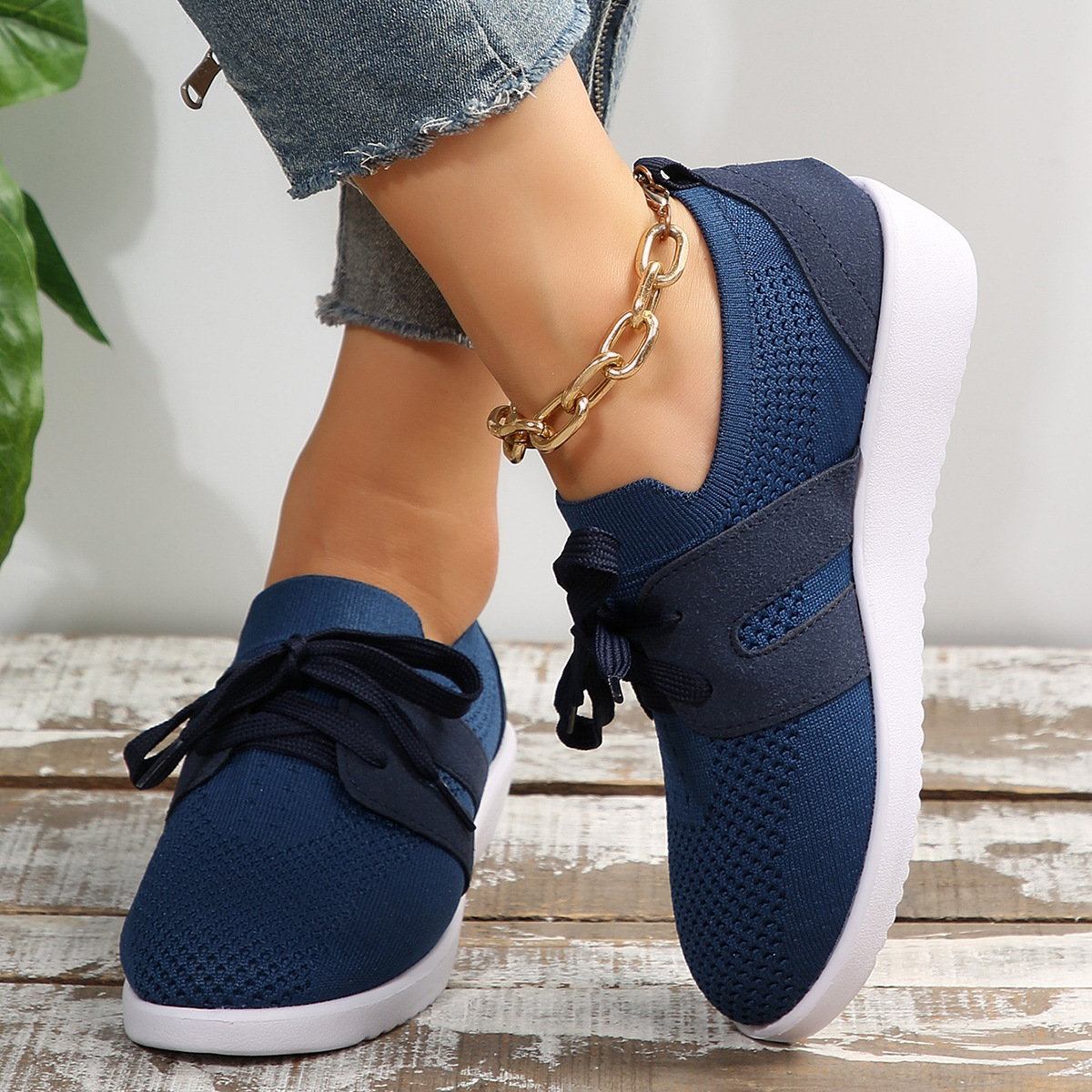 Fashionable And Comfortable Casual Women's Sports Shoes photo 1