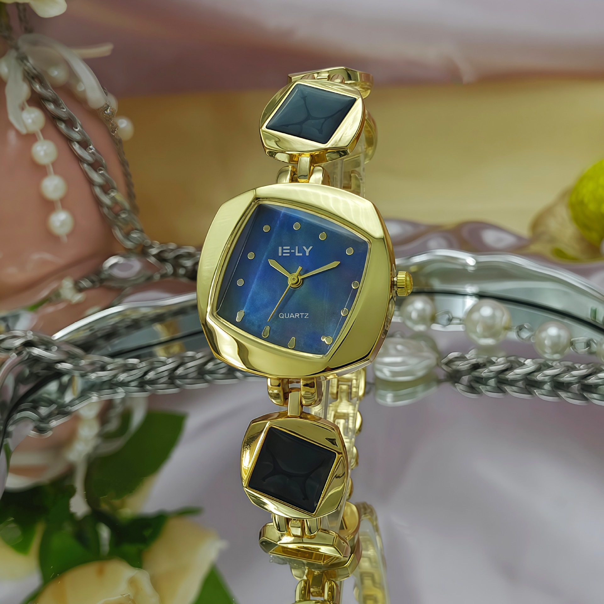 Creative Womens Watch Niche Design With An Irregular Diamond-shaped Bracelet Quartz Movement photo 4