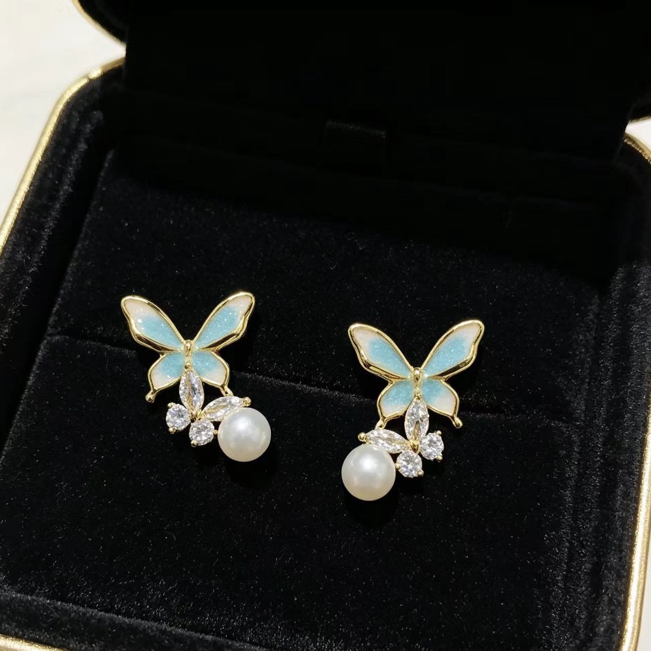 Dripping-oil Pearl Butterfly Elegant High-end Silver Needle Earrings photo 2