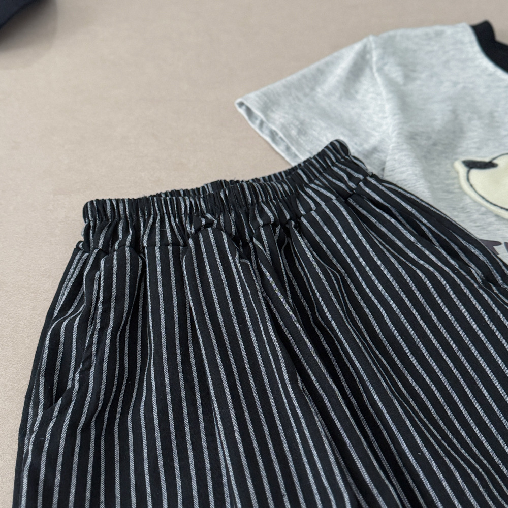 Fashionable Cartoon Short-sleeve Top And Shorts Set photo 3