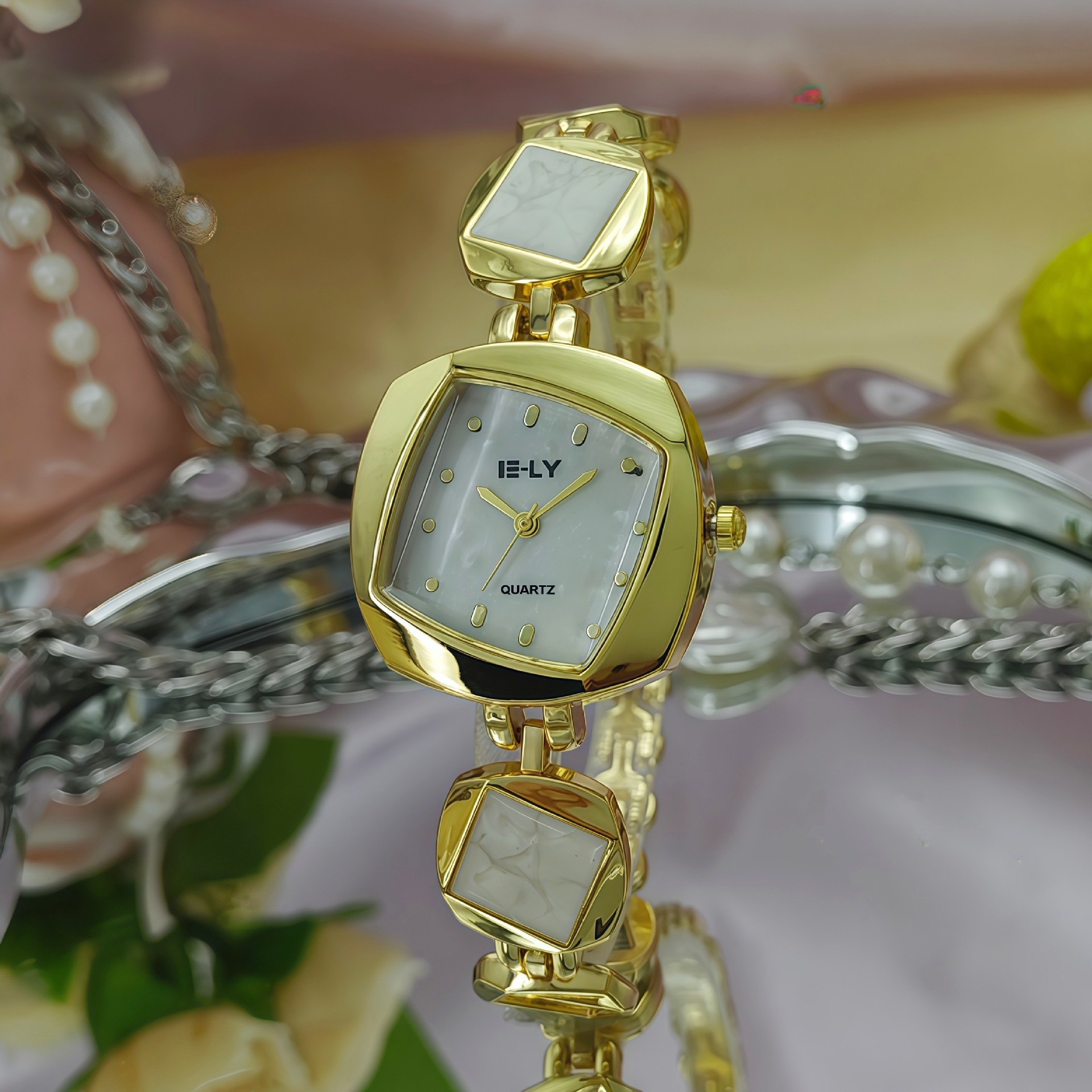 Creative Womens Watch Niche Design With An Irregular Diamond-shaped Bracelet Quartz Movement photo 2