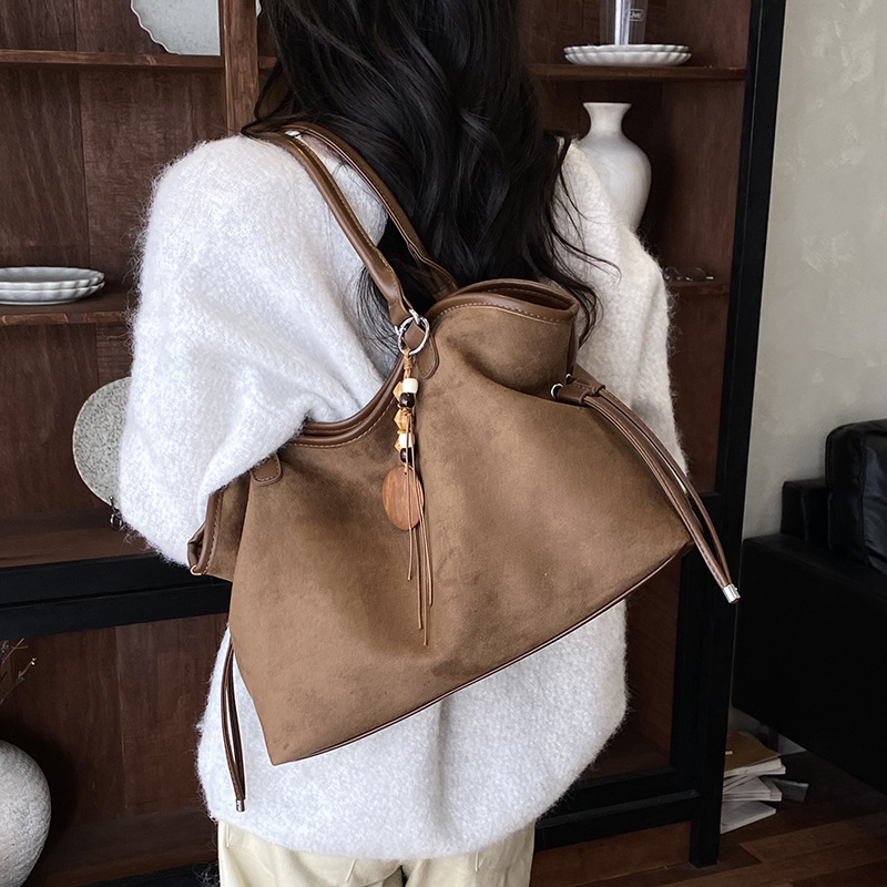 Large-capacity Womens Shoulder Crossbody Bag And Commuter Underarm Bag For Fall And Winter photo 5