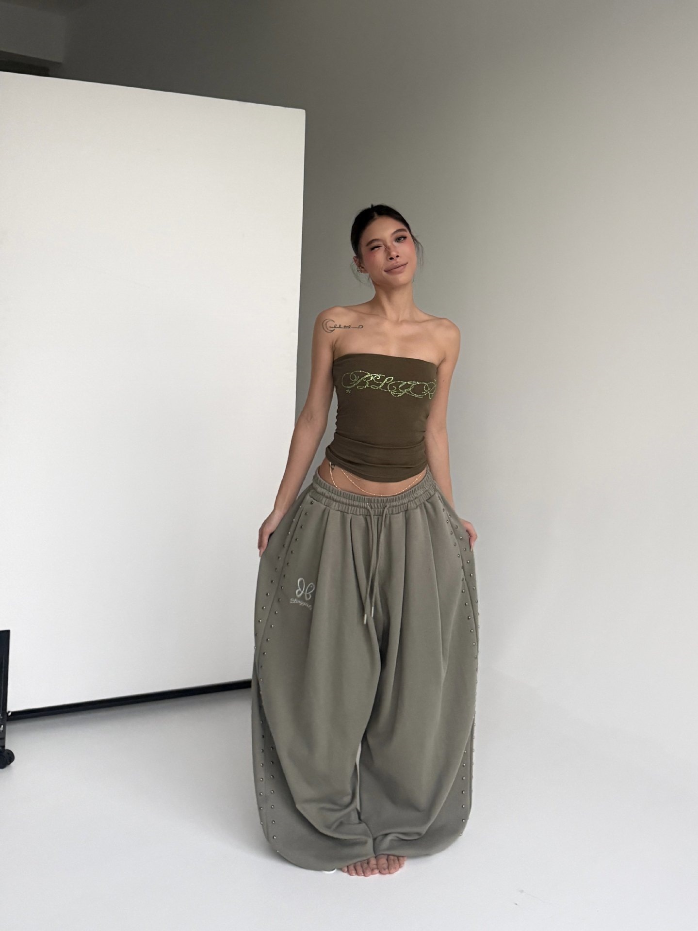 American-style Studded Embroidery Sweatpants photo 3