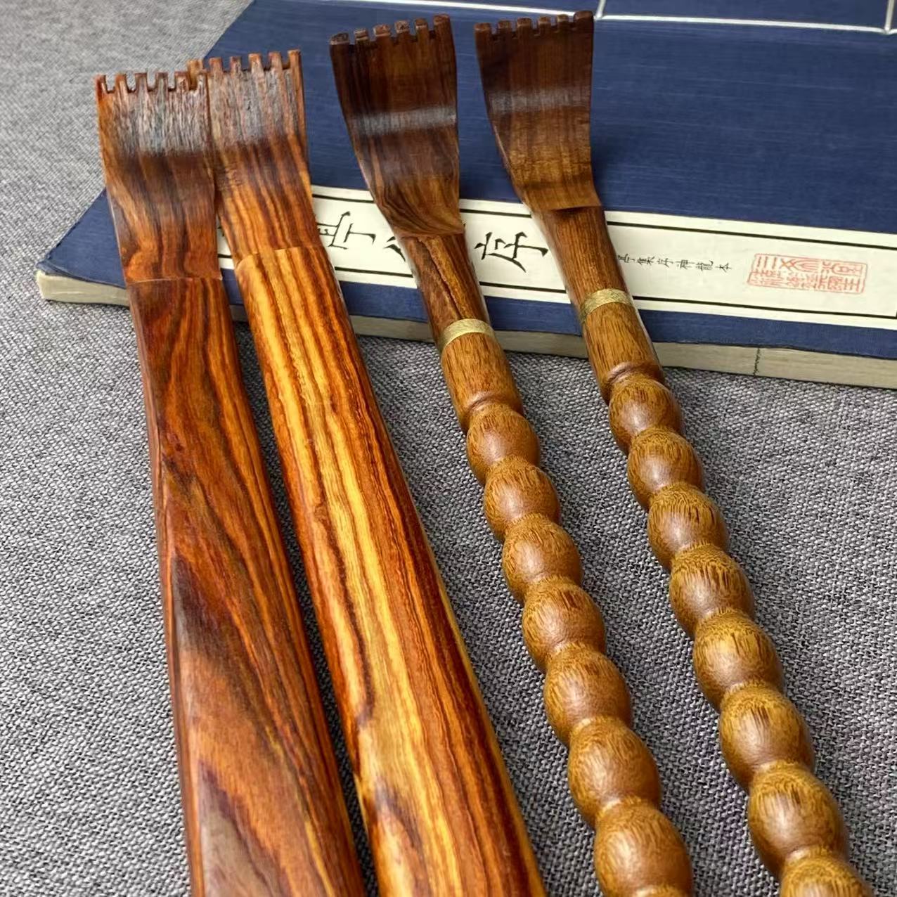 Small-leaf Red Sandalwood Back Scratcher photo 1