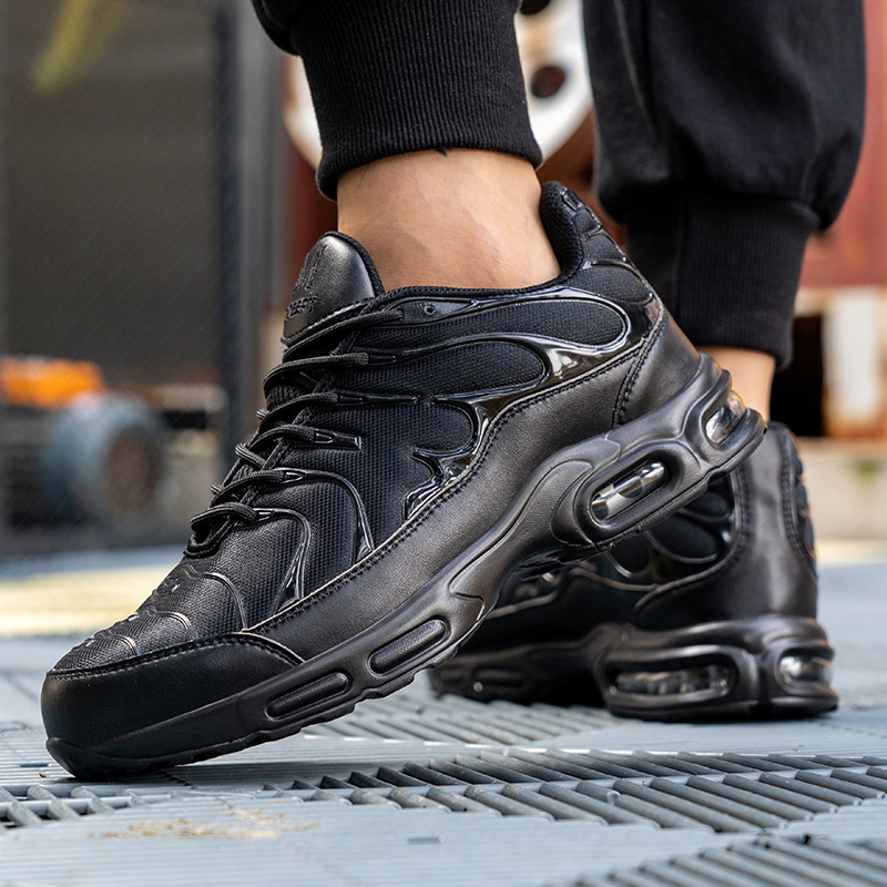 Lightweight Non-slip Smash-resistant Wear-resistant Low-top Sneakers photo 1