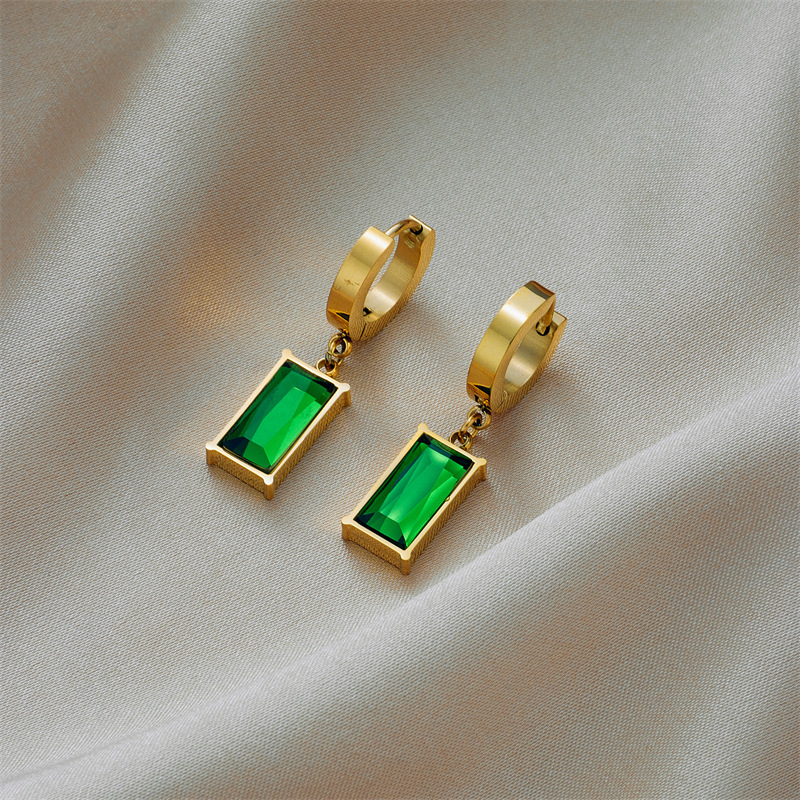 Blade Chain Advanced Sense Of Light Luxury Emerald Zircon Pendant photo 3