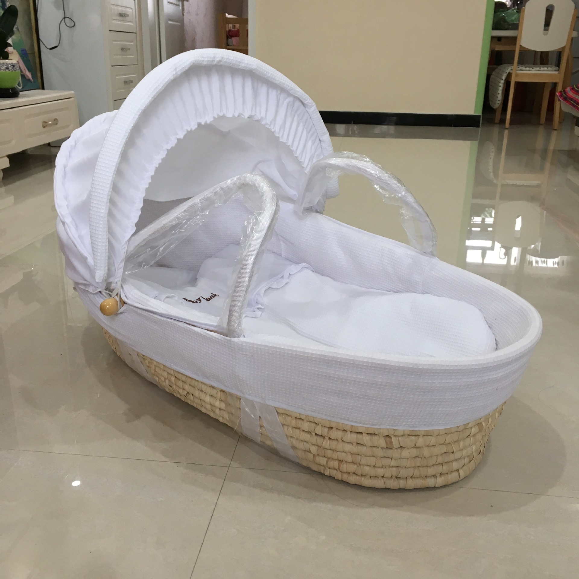 Portable Baby Bassinet Woven From Corn Husks photo 3