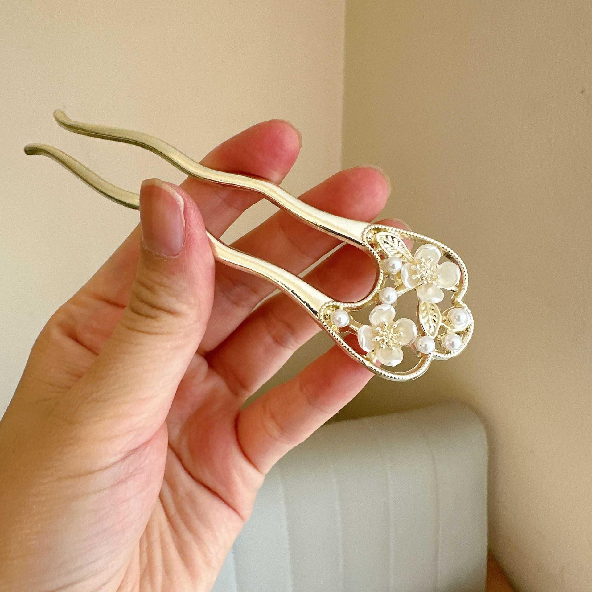 Elegant Beads Camellia Style U-shaped Hair Pin photo 1
