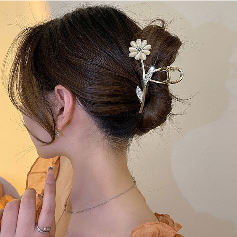 New Heart-shaped Metal Hair Clip With A Gold Trim For The Back Of The Head photo 2