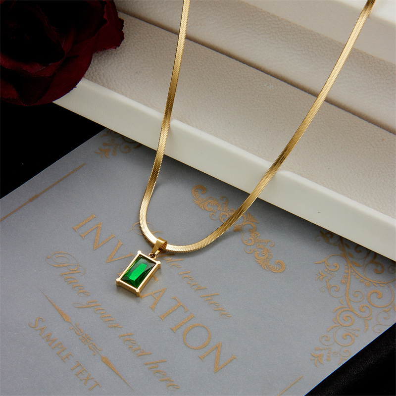Blade Chain Advanced Sense Of Light Luxury Emerald Zircon Pendant photo 2
