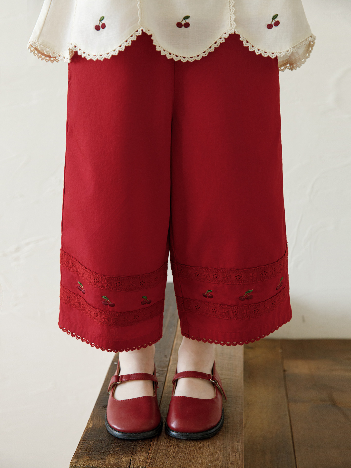 Sleeveless Doll Shirt With Lace Paneling And Straight-leg Capri Pants photo 6
