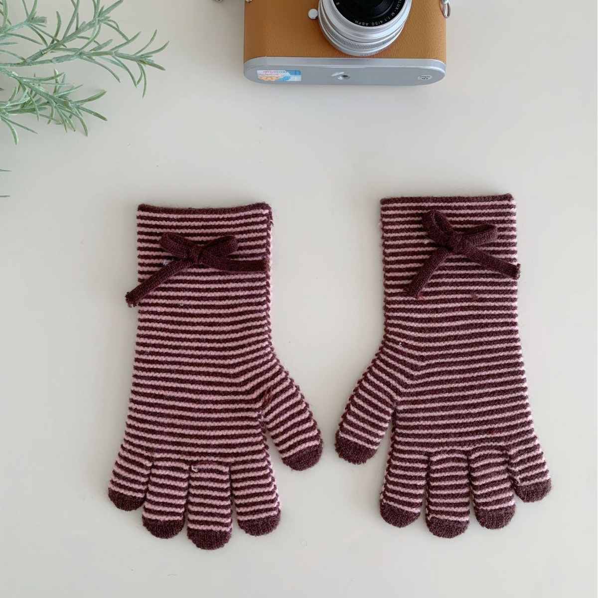 Knitted Wool Gloves With Touchscreen-compatible Fingertips And A Bow Detail photo 3