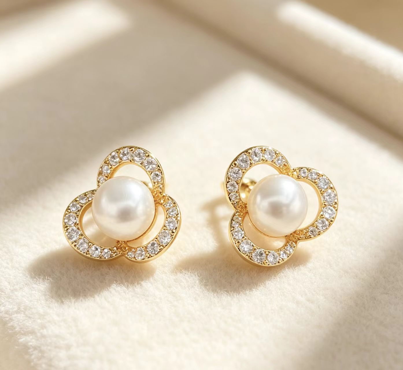 Hollow Four-Leaf Clover Diamond-Encrusted Champagne Pearl Womens Earrings photo 4