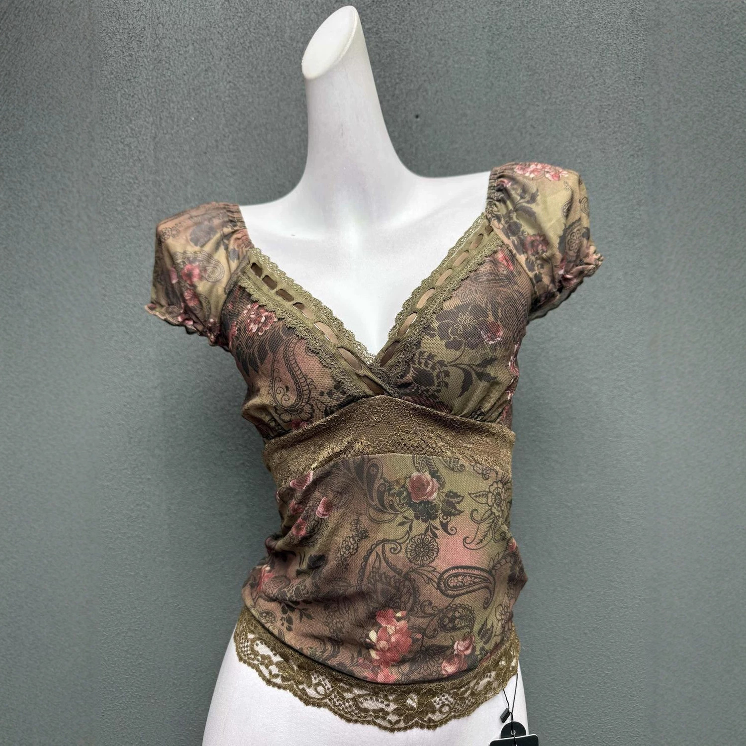 Retro Floral Lace Mesh Short-sleeve Top photo 1