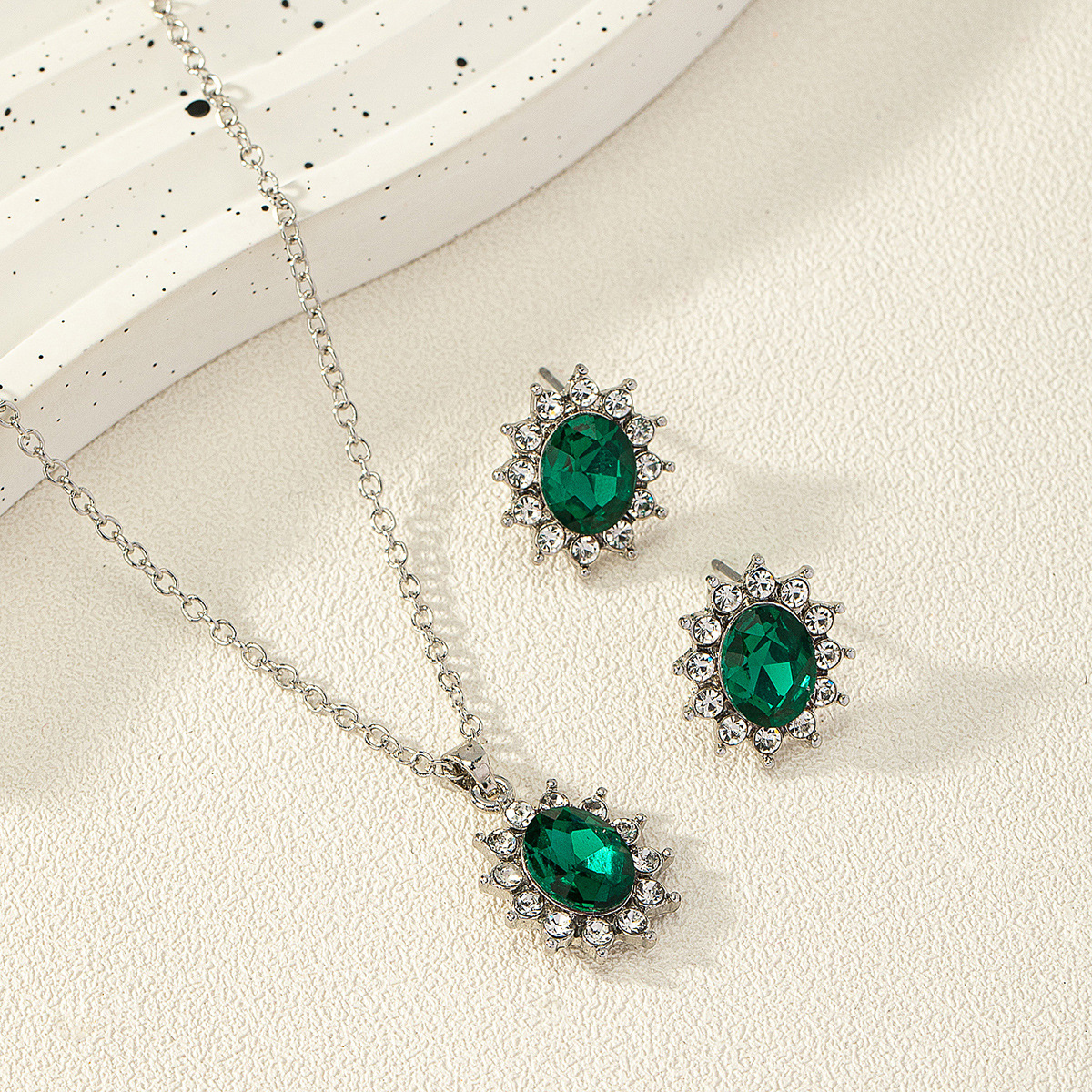 European And American Fashion SUNFLOWER Zircon Ear Stud Necklace Suit photo 3