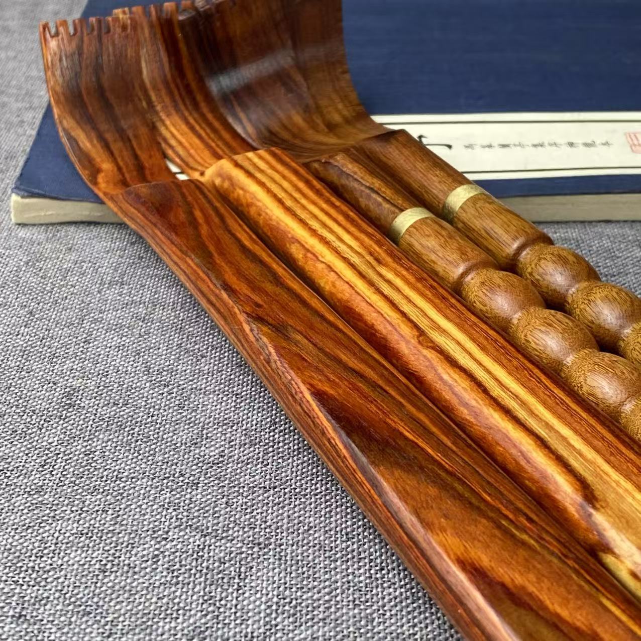 Small-leaf Red Sandalwood Back Scratcher photo 2