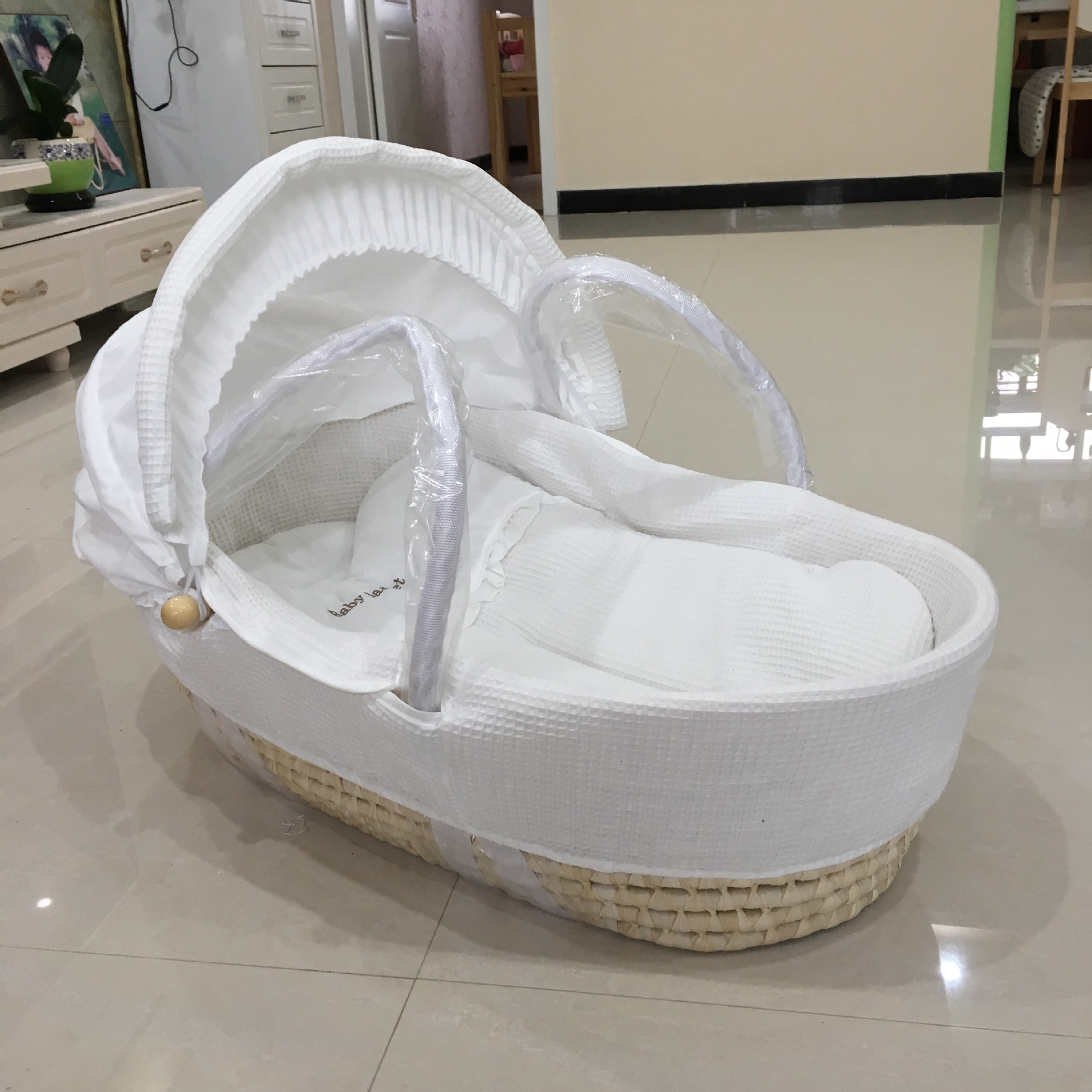 Portable Baby Bassinet Woven From Corn Husks photo 2