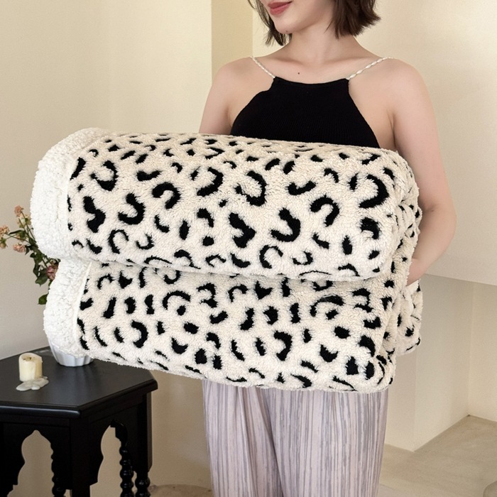Double-layer Cationic Jacquard Taffeta Fleece Blanket photo 1