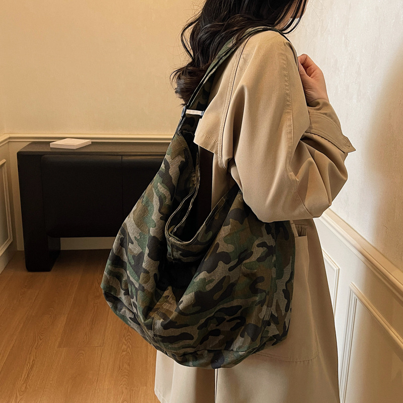 Laid-back Style Camouflage Large-capacity Fashionable Womens Crossbody Bag photo 4