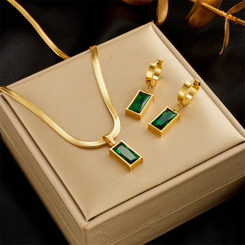 Blade Chain Advanced Sense Of Light Luxury Emerald Zircon Pendant photo 4