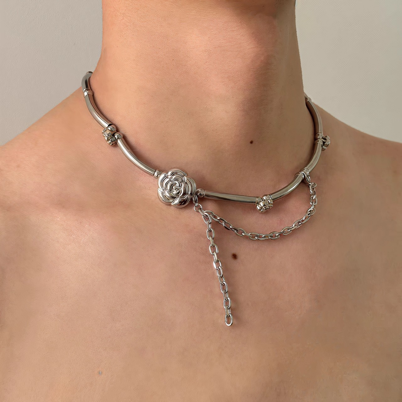 Metal Flower And Pearl Mosaic Necklace photo 2
