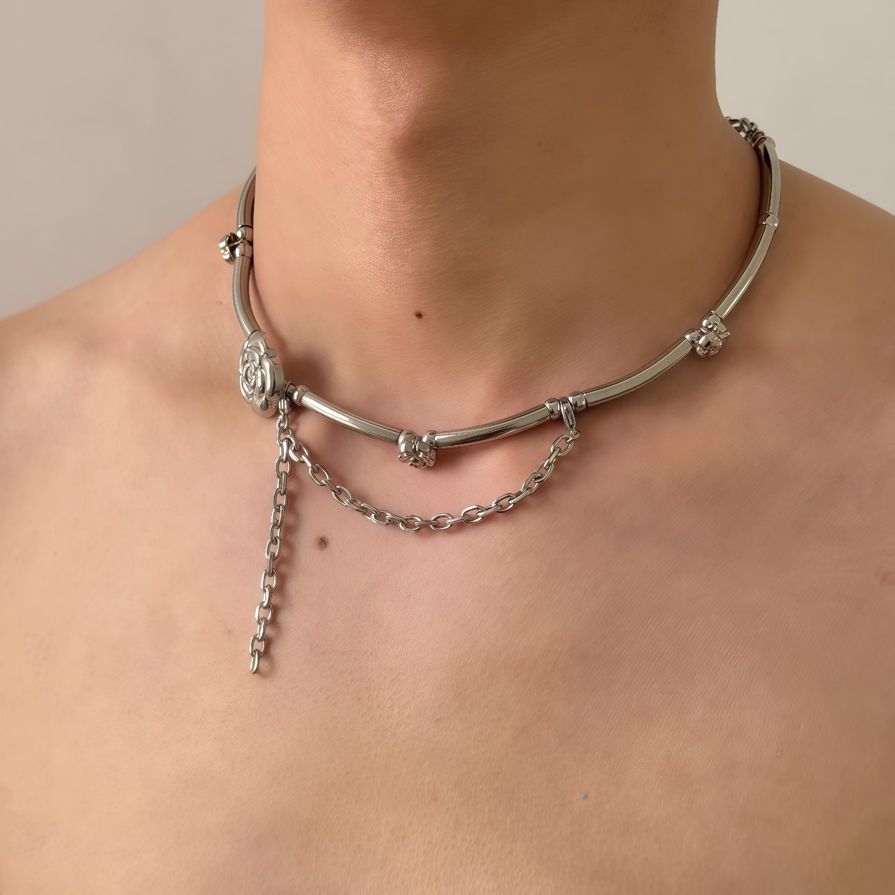 Metal Flower And Pearl Mosaic Necklace photo 3
